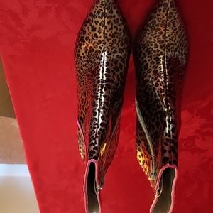 Betsey Johnson size 10 patent leather leopard print short boot